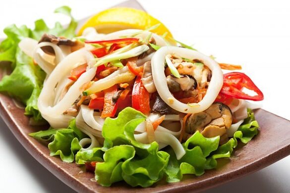 Ang seafood salad na may ginger-based dressing ay isang malusog na ulam na nagpapataas ng potency